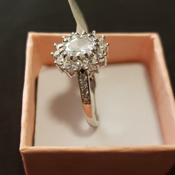 Womans engagement ring - Picture 3 of 5